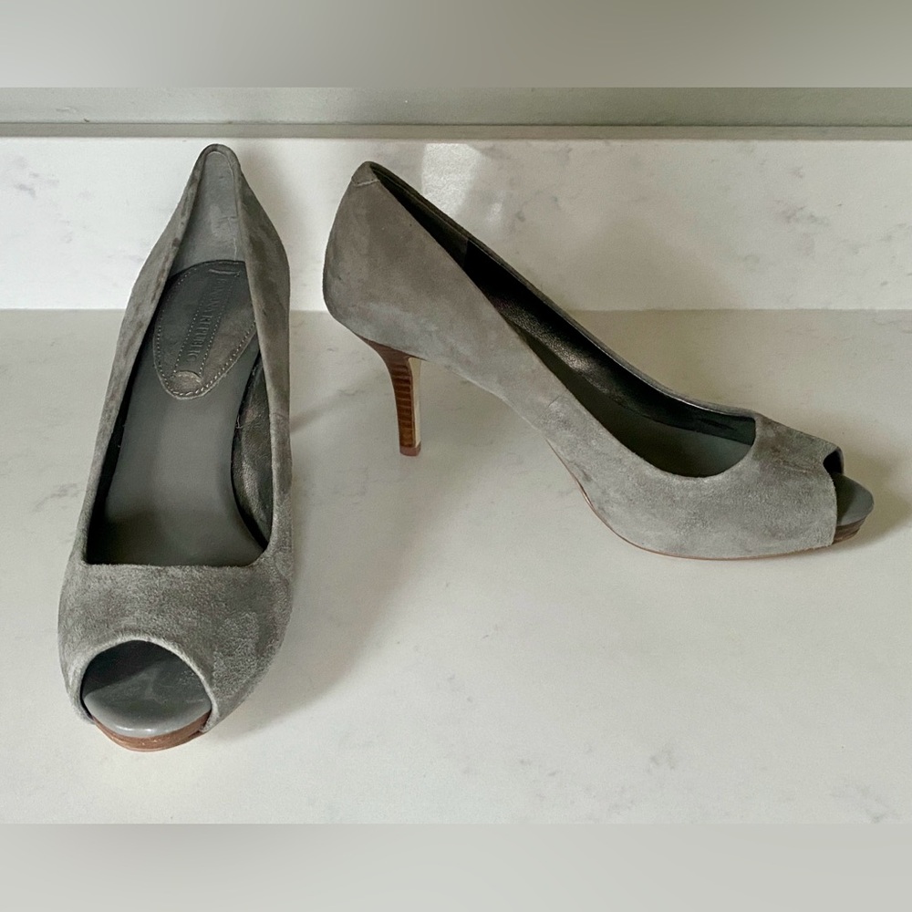 Banana Republic Gray Grey Suede Leather Peep Toe Pumps Wood Tone High Heels 8